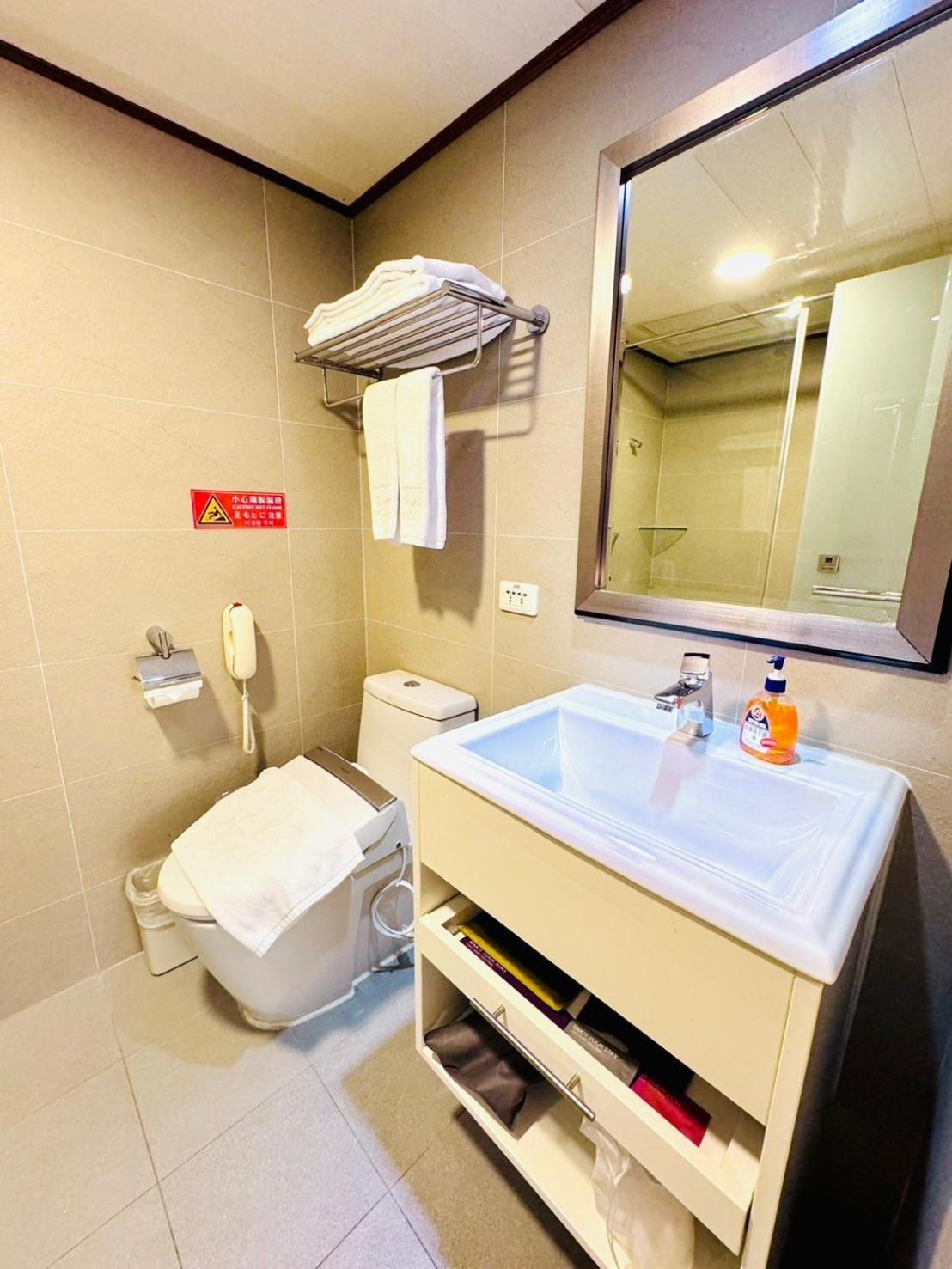 Hub Hotel Kaohsiung Cisian Branch Exterior photo